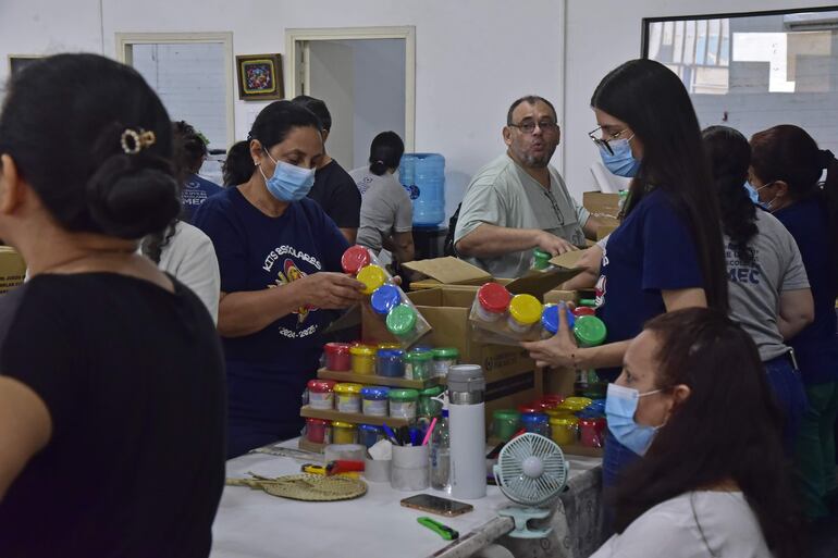 Funcionarios del MEC realizan control de calidad en depósito de los kits escolares.