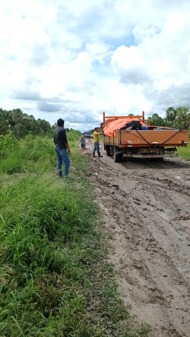 Al no respetarse las barreras, los caminos se destruyen aún más.