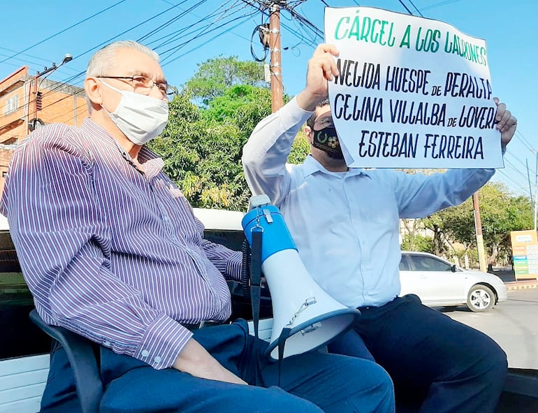 Docentes jubilados salieron en caravana para pedir justicia.