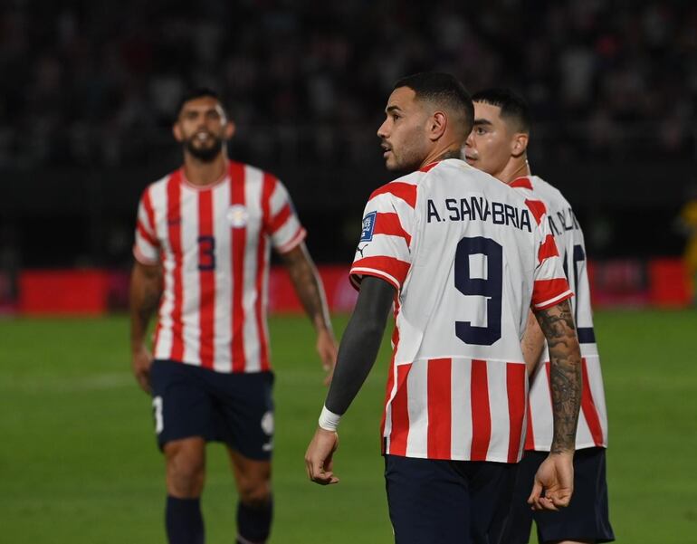 Antonio Sanabria (9), futbolista de la selección paraguaya, después de marcar un gol en el partido contra Bolivia por la cuarta fecha de las Eliminatorias Sudamericanas al Mundial 2026.