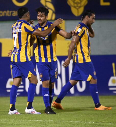 Iván Torres y Marcelo Ferreira celebran el gol del triunfo de Luqueño.