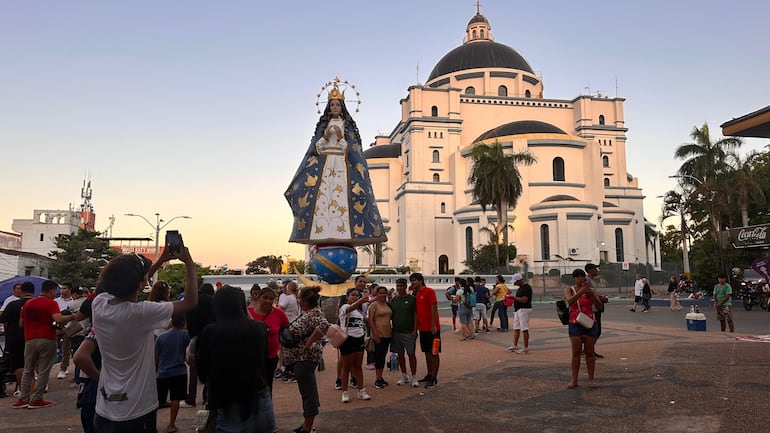 Video: cientos de fieles acuden hoy a la Basílica para la víspera de la octava de la fiesta de la Virgen de Caacupé