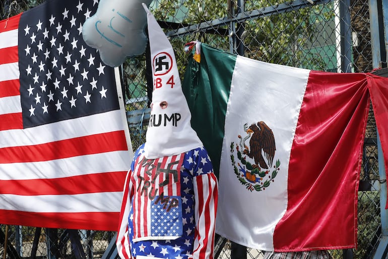 Una persona protesta, frente a la embajada de Estados Unidos en la Ciudad de México (México). Decenas de activistas se manifestaron en la capital mexicana para expresar su rechazo a las "abusivas e inhumanas" políticas antimigratorias y proteccionistas de Donald Trump, quien asumió un nuevo mandato presidencial en la Casa Blanca. 