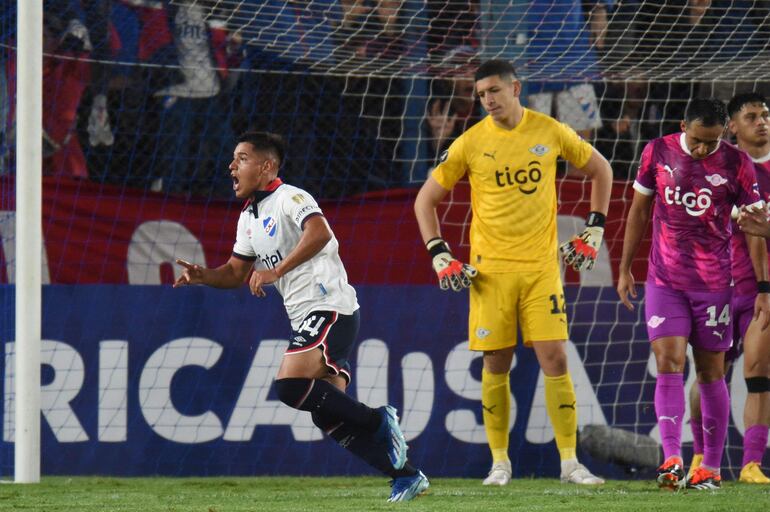 Leandro Lozano  festeja su gol. La expresión corporal de Rodrigo Morínigo y Luis Cardozo refleja la mala noche liberteña.  AFP