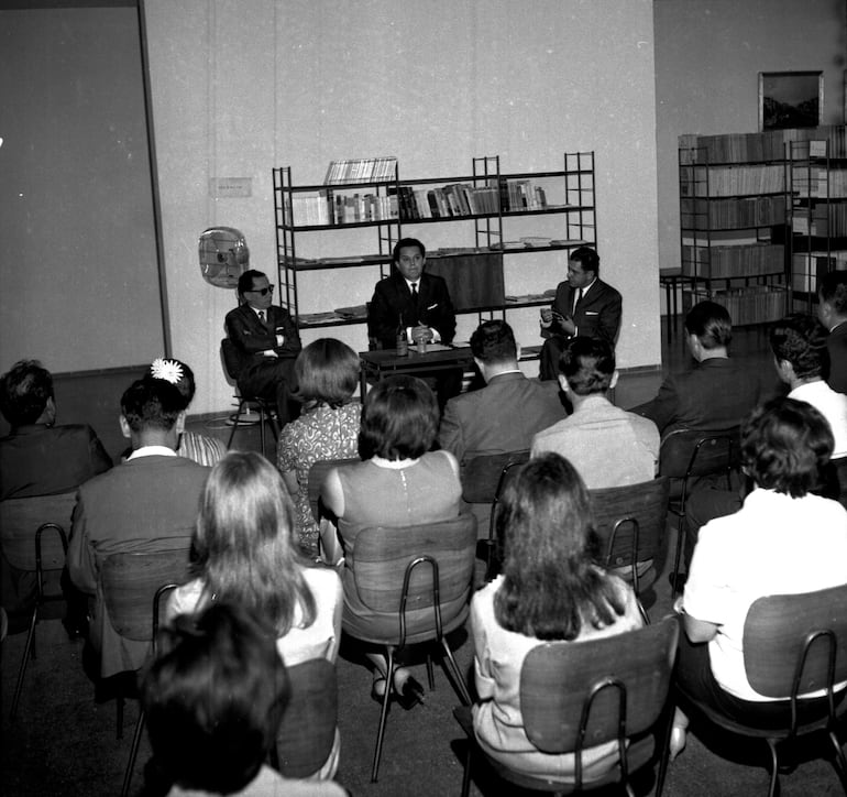 Disertación en la Facultad de Filosofía de la UNA de Atilio R. Fernández, diputado nacional y presidente de la Asociación de la Prensa del Paraguay.