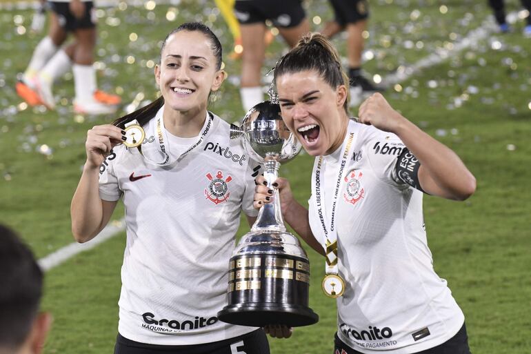 AMDEP1191. CALI (COLOMBIA), 21/10/2023.- Jugadoras de Corinthians celebran con el trofeo al ganar la final de la Copa Libertadores femenina ante Palmeiras hoy, en el estadio Pascual Guerrero en Cali (Colombia). EFE/ Oswaldo Paez
