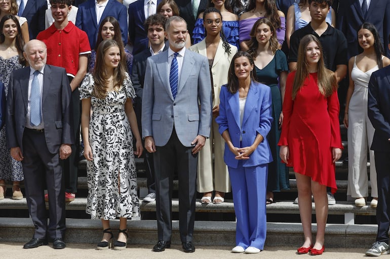 Los reyes Felipe y Letizia acompañados por la princesa Leonor y la infanta Sofía posan con los miembros del patronato de la Fundación Comité Español de los Colegios del Mundo Unido (UWC), patrocinadores y alumnos, en el Palacio de la Zarzuela. (EFE/Chema Moya)
