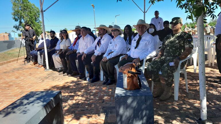 Los intendentes de Ypané, Villeta y Nueva Italia acompañaron la cabalgata histórica, Horacio Ortiz (PLRA), Teodosio Gómez (PLRA) y Alcides Gamarra (ANR), respectivamente.