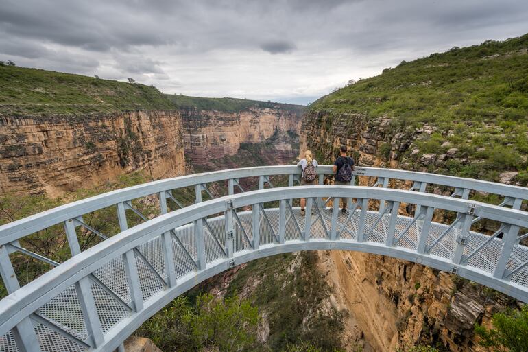 Turistas miran desde un mirador del Parque Nacional Torotoro, Bolivia.