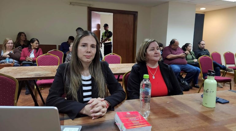 La fiscala Alba Delvalle (derecha) y la Abg. Gessy Ruiz Díaz, representantes de la querella adhesiva, minutos antes de conocer la decisión del juzgado. 