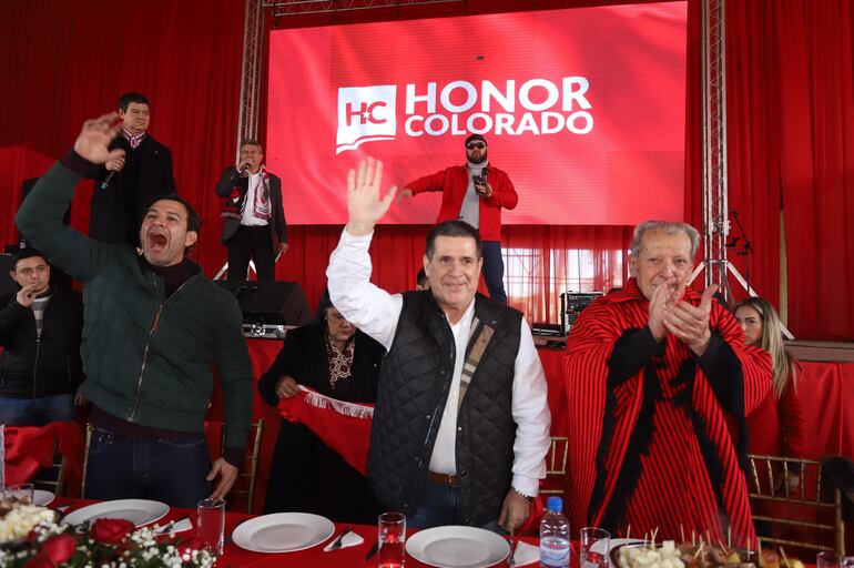 Silvio "Beto" Ovelar, Horacio Cartes y Juan Carlos Galaverna, ayer en un mitin cartista en Cnel. Oviedo.