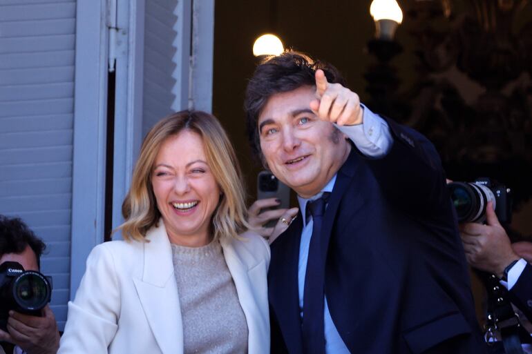 El presidente de Argentina, Javier Milei (d) reacciona, acompañado de la primera ministra italiana, Giorgia Meloni, durante su primera visita oficial, hoy, en la Casa Rosada en Buenos Aires (Argentina).