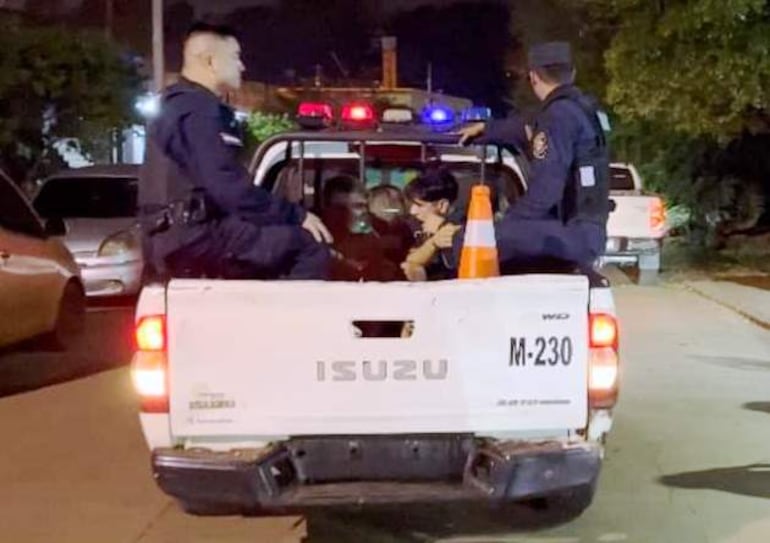 Los dos jóvenes conductores fueron sometidos a la prueba de alcotest y los resultados mostraron que estaban ebrios.