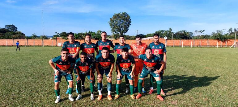 Integrantes del equipo de Cordillerano Central, con el arquero Orlando Raúl Cáceres.