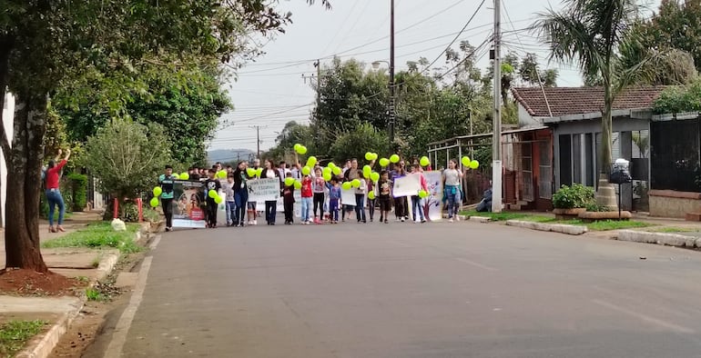 Estudiantes de Cambyretá marchan contra la violencia y abuso contra niñas y niños.