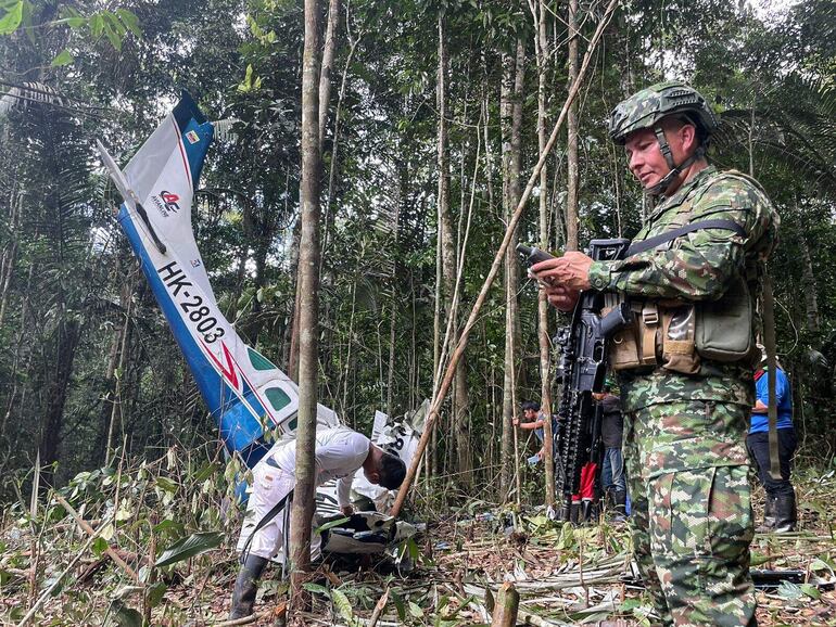 Soldados colombianos buscan a los niños perdidos luego del accidente aéreo en la selva amazónica en Colombia.