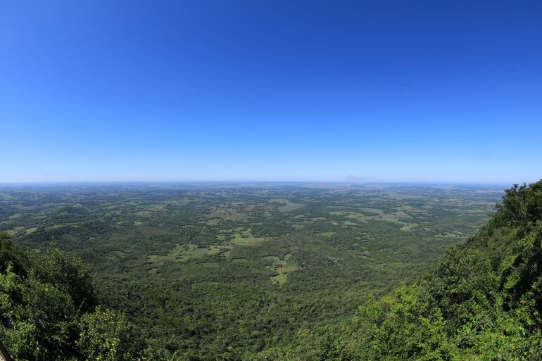 Imponente vista desde la cima del Cerro Tres Kandú con mas de 842 metros sobre el nivel del mar.