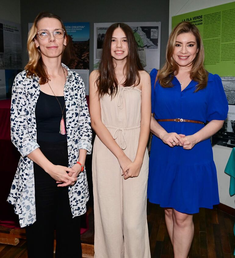 Edith Brauner, Camila Oviedo y Rocío Pereira. 