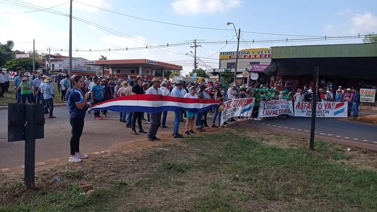 Los pobladores bloquean la Ruta PY02 para exigir la pavimentación de la calle Monday, que une los distritos Juan Emiliano O´Leary y San Cristóbal.