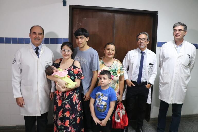 El equipo médico junto a Ruth Benítez, su bebé y familiares.