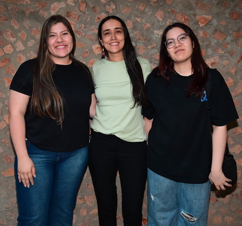 María Báez, Melissa Moyano y Sauri Encina.