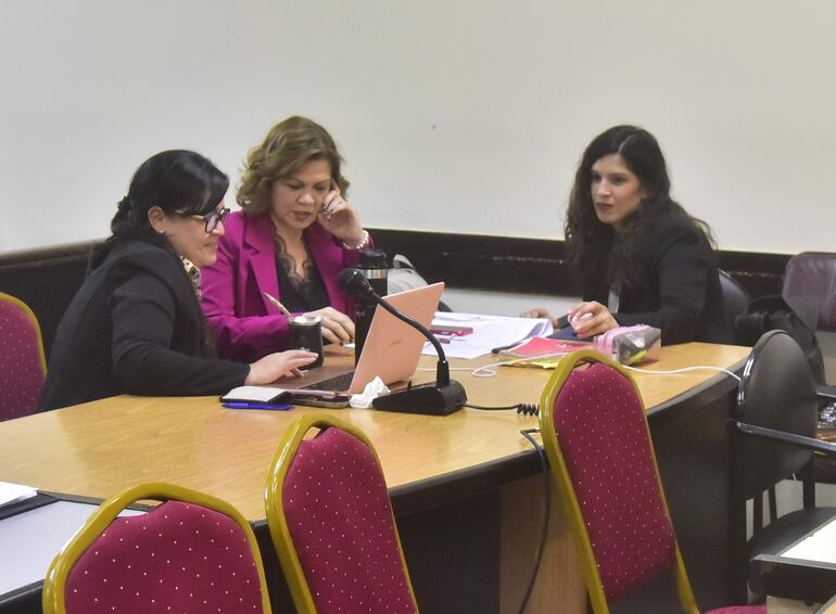 Abogadas Bettina Legal (izq.), representante de Dan Wolf Messer; Sara Parquet y Paola Gauto, defensoras de Darío Messer.