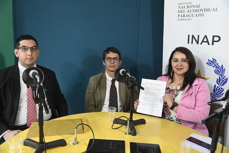 José Delvalle, Christian Gayoso y Laura Rojas del Instituto Nacional del Audiovisual Paraguayo (INAP) dieron a conocer la lista de adjudicados con los fondos concursables 2023.