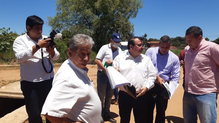 El diputado Ángel Paniagua (2ºi) junto al abogado “Lalo” Villalba (c) durante el “tour” de ayer.