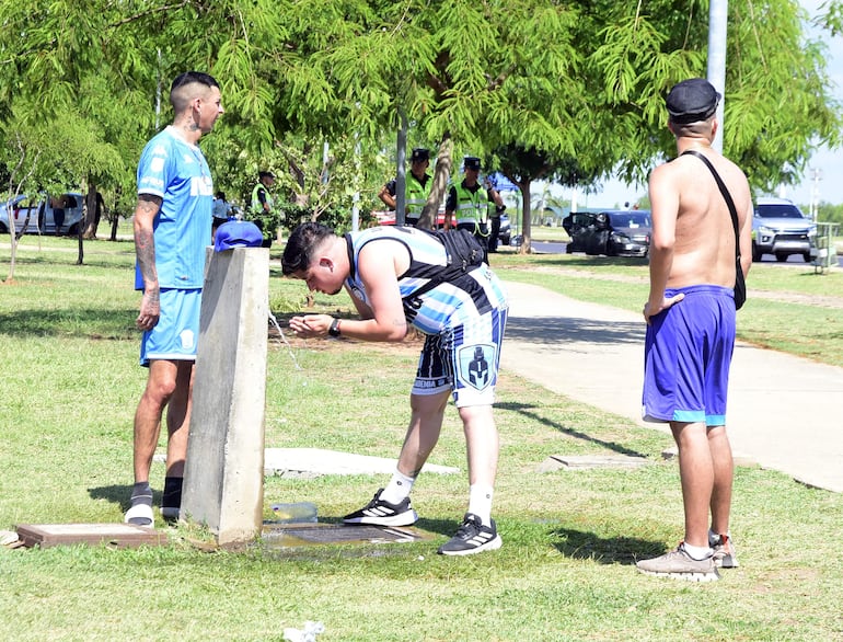 Hinchas argentinos encontraron apenas dos bebederos en más de quinientos metros. Ante la falta de duchas, los utilizaron para refrescarse.