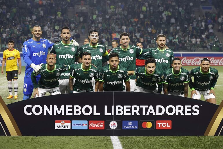 Jugadores de Palmeiras posan, en un partido de la fase de grupos de la Copa Libertadores entre Palmeiras y Barcelona SC en el estadio Allianz Parque en Sao Pablo (Brasil). EFE/Sebastiao Moreira