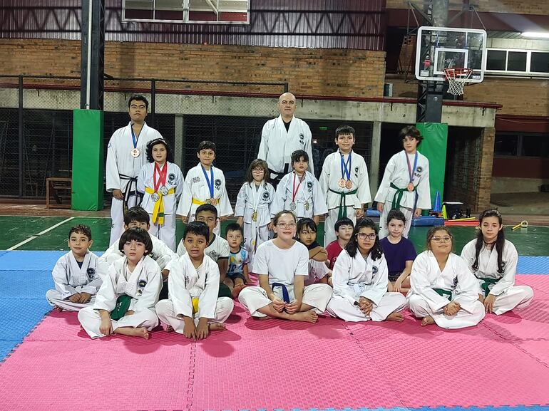 Alumnos de la Asociación Martial Artist, junto a sus profesores, tuvieron destacada participación.