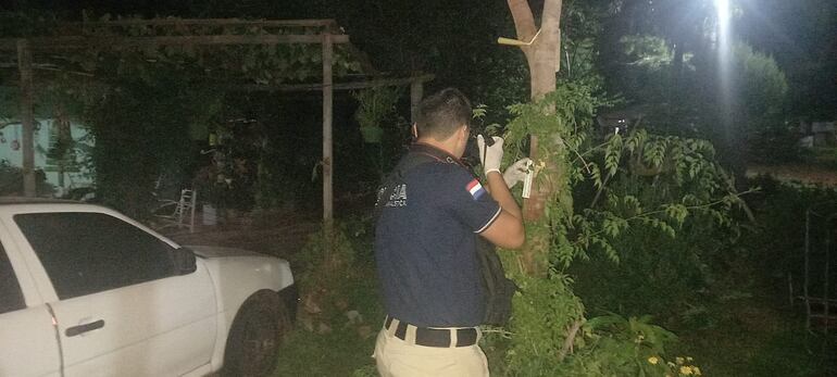 Policía con remera azul