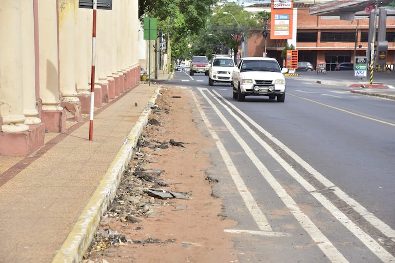 Obras del MUVH destruyeron la capa asfáltica sobre la avenida Mariscal López frente a la estación del Ferrocarril.