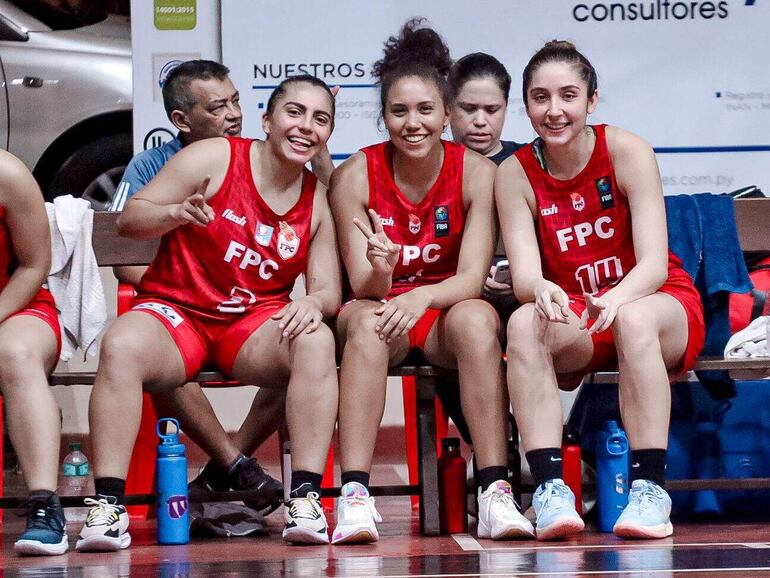 Belén Pereira (i), Dara Villasboa y Ximena Ibarra de FPC serán protagonistas de la Sudamericana, como anfitrionas.