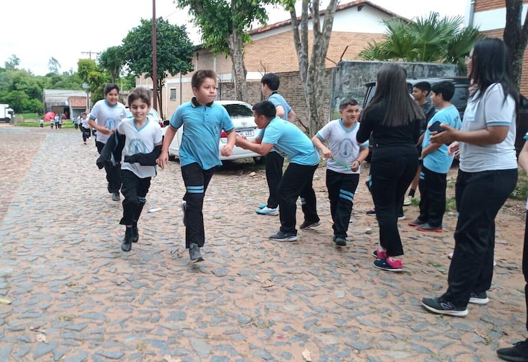 Los compañeros de grado salieron a alentar a los atletas que participaron en la competencia.