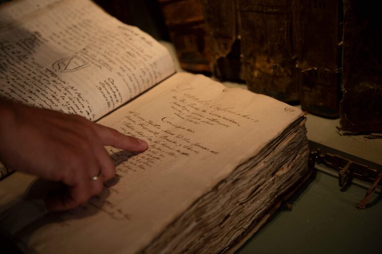 Un libro antigüo en la biblioteca de Ronda. 