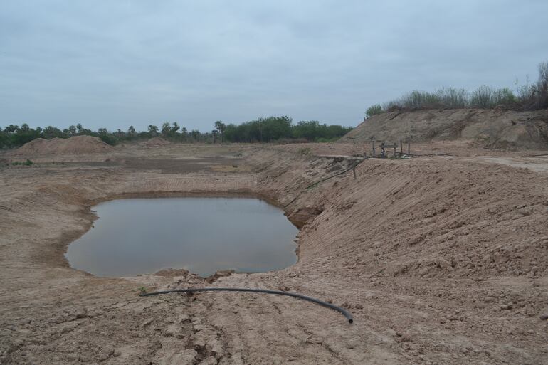 Así se encuentra el tajamar de la comunidad de Toro Pampa, donde viven mas de 1.200 pobladores. La reserva de agua se acaba y urge el acarreo del vital líquido en camiones cisterna.