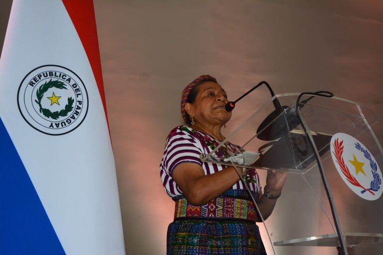 La activista ganadora del Nobel de la Paz, Rigoberta Menchú, dio una conferencia en el Puerto de Asunción esta mañana.