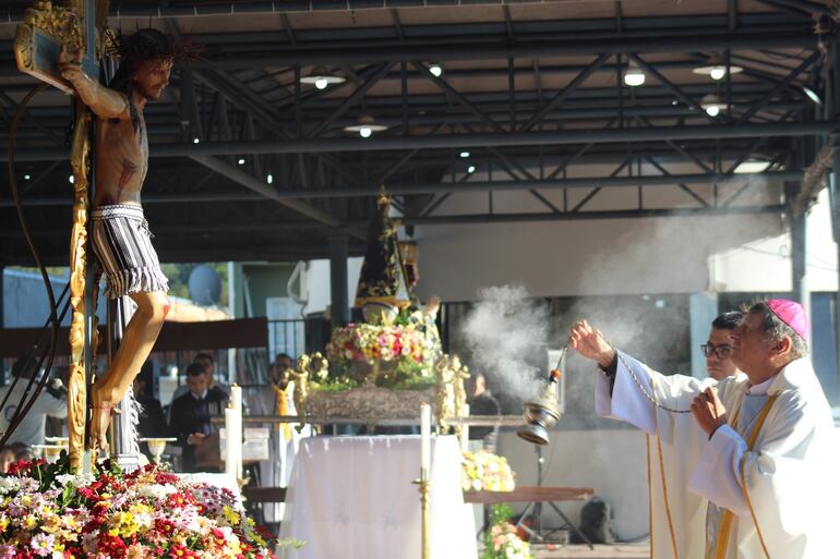 Mons. Ricardo Valenzuela inciensa la imagen del protector de la ciudad de Piribebuy, Dulce Nombre de Jesús o Ñandejára Guasu, durante la misa de la fiesta patronal del Clero Diocesano de Cordillera. La figura de Jesucristo acompaña a las de las advocaciones marianas veneradas en la Basílica de Caacupé y en la parroquia de Tobatí.