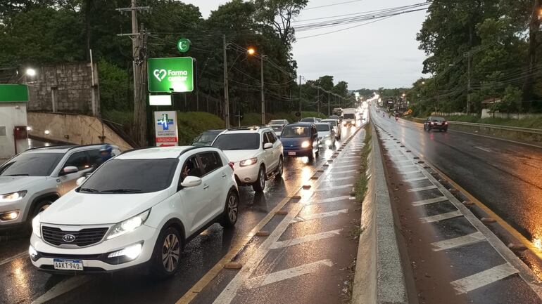 Un cargado y lento movimiento de vehículos que esperan ingresar a Asunción y otras ciudades del departamento Central se observa a estas horas en la zona de San Lorenzo sobre la Ruta PY02 Mcal. José Félix Estigarribia.