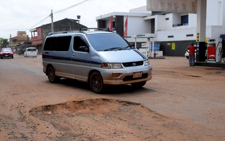 Un enorme bache se formó sobre la calle Pai Fariña esquina San Juan de San Juan Nepomuceno.