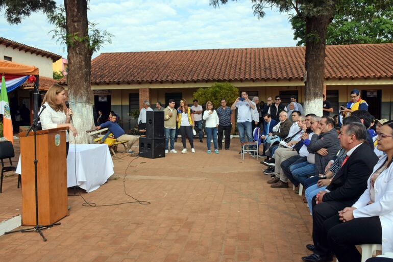 La ministra de Salud, María Teresa Barán, aseguró estar muy emocionada por los trabajos realizados con los médicos de la Promo 83.