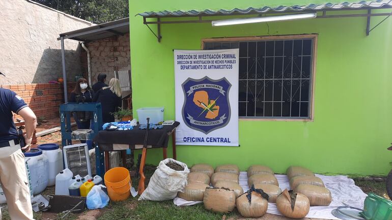 Los intervinientes encontraron 15 paquetes y una bolsa arpillera cargadas con marihuana, además de un paquete con 226 gramos de cocaína, entre otras evidencias.