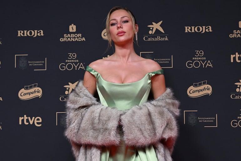 La actriz Ester Expósito a su llegada a la alfombra roja de la 39 edición de los Premios Goya, en Granada. (EFE/ Miguel Ángel Molina)
