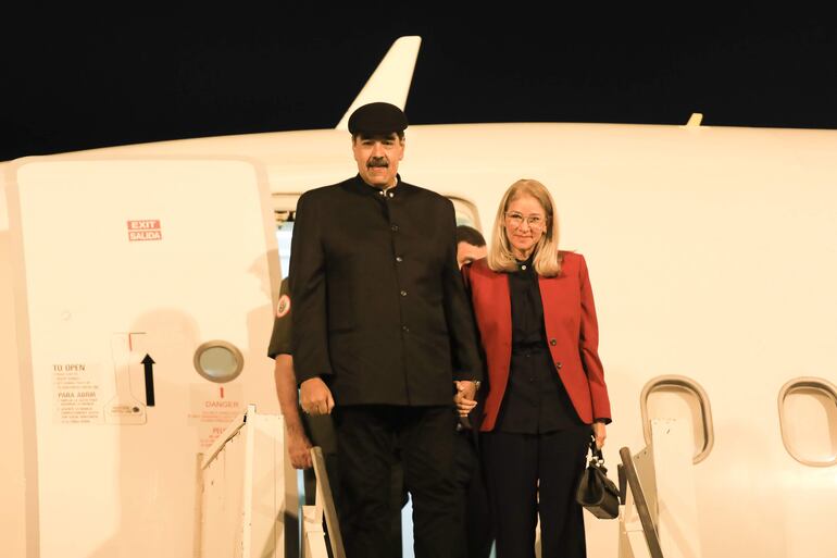 El presidente de Venezuela, Nicolás Maduro, junto a la primera dama, Cilia Flores, tras aterrizar en la ciudad de Brasilia (Brasil). Maduro adelantó este domingo, tras su llegada a Brasil, que se desarrollará, "en las próximas horas", una agenda con la finalidad de reforzar la unión "necesaria" de los países suramericanos.