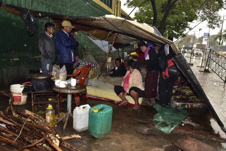 Campamento indígena frente al Indi.