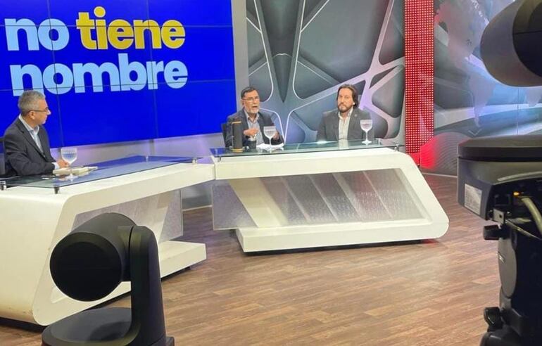 El senador Rubén Velázquez (Yo Creo) en el programa radial - televisivo "No tiene nombre".