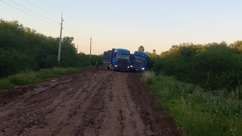 Los continuos aguaceros y la imprudencia de algunos conductores ayudan a destruir más los maltrechos caminos de la zona.