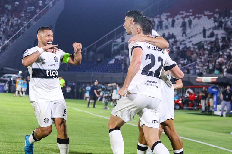 Los jugadores de Olimpia festejan un gol en el partido frente a Sportivo Trinidense por la fecha 14 del torneo Clausura 2024 del fútbol paraguayo en el estadio Defensores del Chaco, en Asunción.