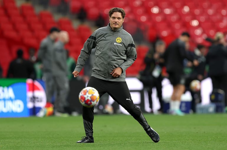 Edin Terzic, entrenador del Borussia Dortmund, en el entrenamiento del plantel en el estadio Wembley en la víspera de la final de la Champions League con Real Madrid.  